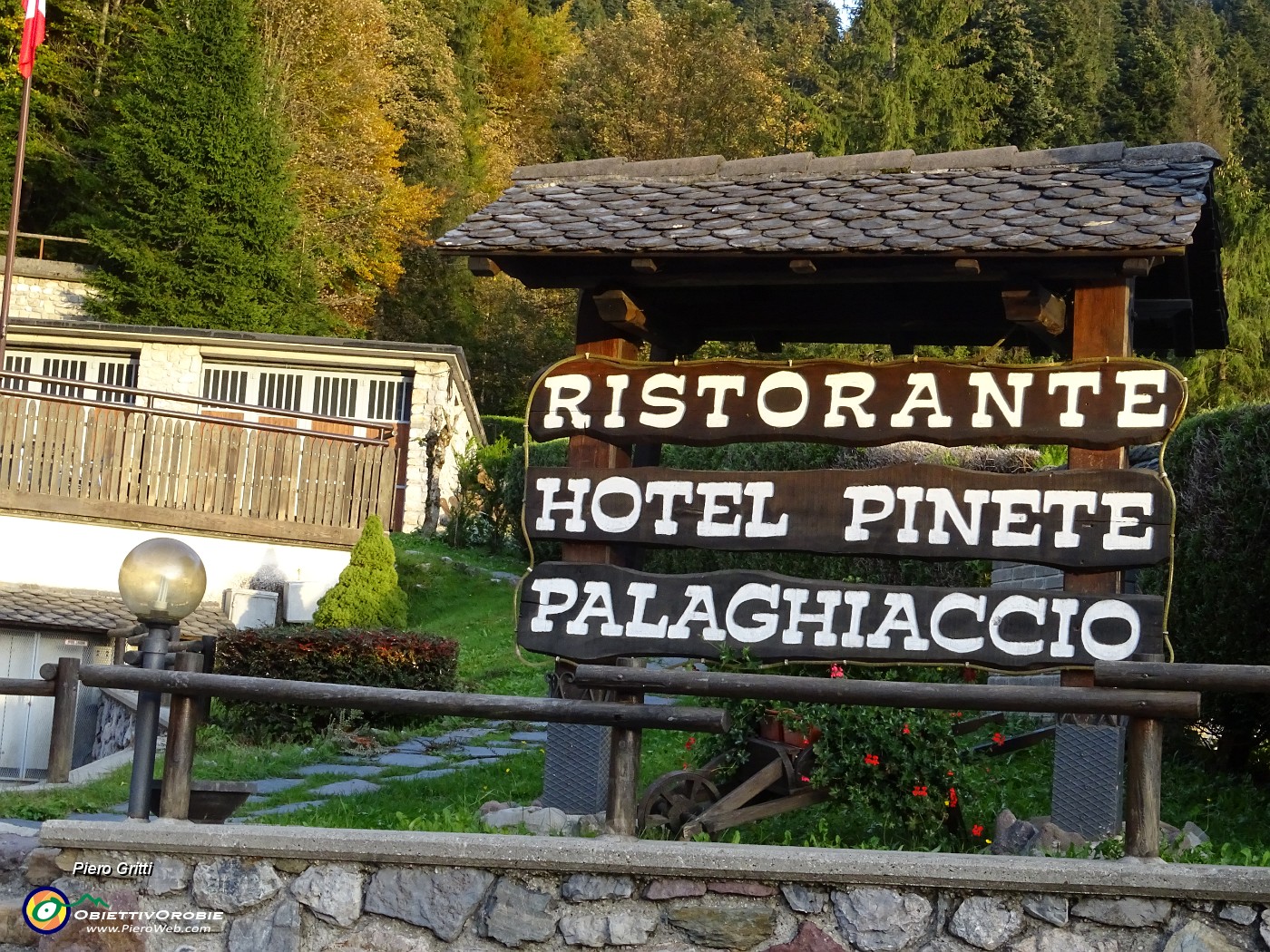 92 Rientro al parcheggio al Piazzo di Piazzatorre.JPG